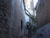 Campanar de Santa Maria – Vilafranca del Penedès - Un dels carrerons que envolten la basílica i el campanar.