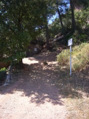 Bruguers - Gavà - Inici del camí al castell de'Eramprunyà.