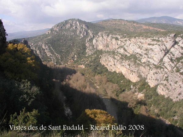 Vistes des de les restes de la capella de Sant Eudald i les del castell de Rubió de Sols.