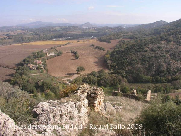 Vistes des de les restes de la capella de Sant Eudald i les del castell de Rubió de Sols.