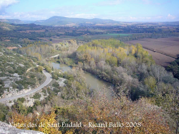 Vistes des de les restes de la capella de Sant Eudald i les del castell de Rubió de Sols.