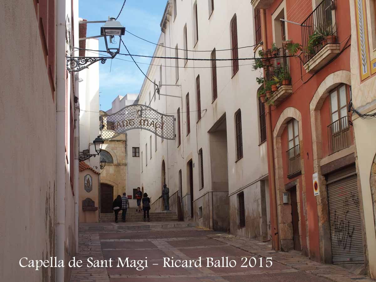 Tarragona - carrer Portal del Carro. Al fons, la Capella de Sant Magí