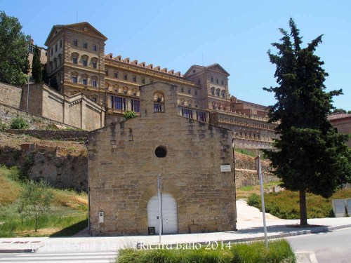 Capella de Sant Marc – Manresa - Al fons de la fotografia, apareix el conjunt monumental de la Cova de Sant Ignasi.