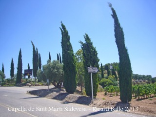 Capella de Sant Martí Sadevesa – Torrelavit - Entrada a la finca de Cava Naveran.