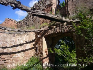 Capella de Sant Miquel de Vilaclara - Interior completament arruïnat. (Ara no tenim clar si aquestes són restes del mas o de la capella, però en qualsevol cas es pot veure el seu lamentable estat)