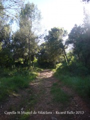 Capella de Sant Miquel de Vilaclara - Darrera part del camí, a peu.