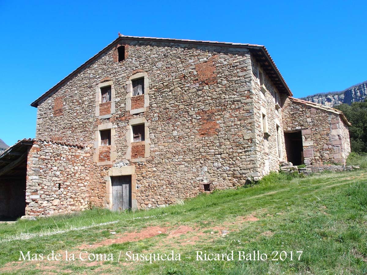 Mas de la Coma, edificació annexa a la Capella de Sant Pau de Fornils