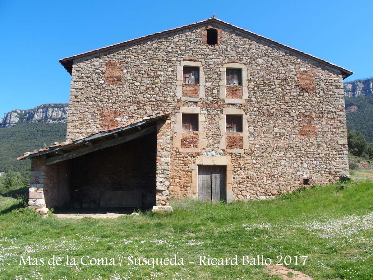 Mas de la Coma, edificació annexa a la Capella de Sant Pau de Fornils