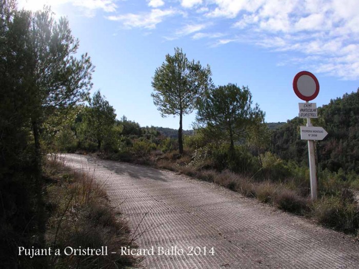 Capella de Sant Pere d’Oristrell – El Pont de Vilomara i Rocafort - Al començament de la ruta a peu.