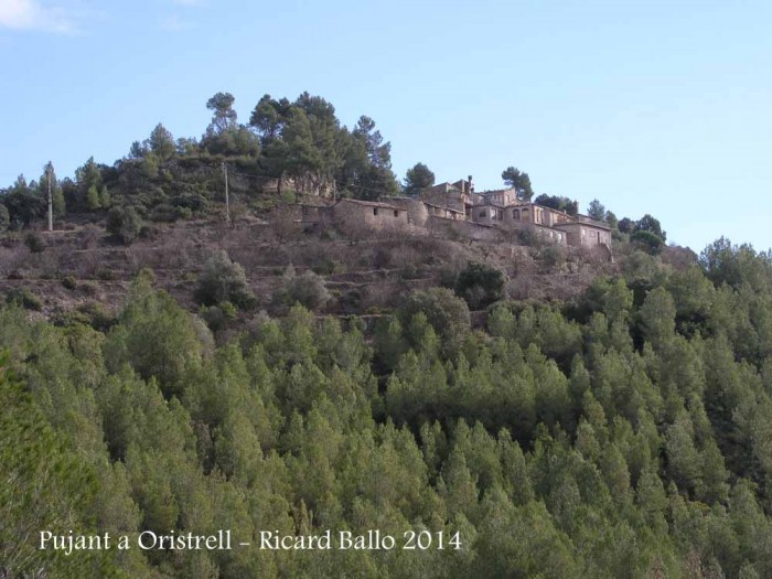 Capella de Sant Pere d’Oristrell – El Pont de Vilomara i Rocafort - Vistes del mas d'Oristrell, des del camí d'accés.