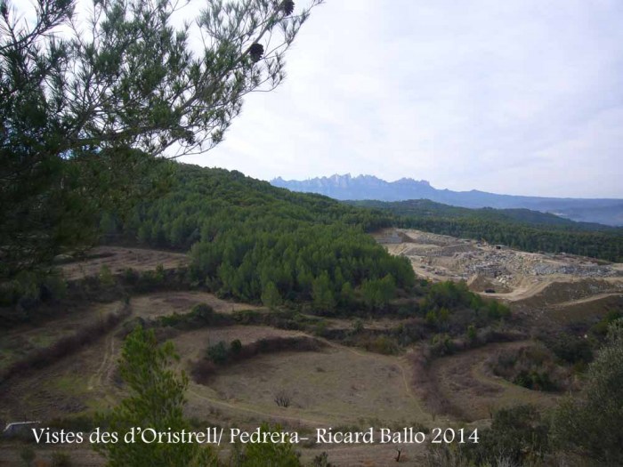 Des del camí d'accés a la Capella de Sant Pere d’Oristrell – El Pont de Vilomara i Rocafort - Vista de la muntanya del davant, on hi ha la cantera que mencionem en el text. Al fons de la fotografia, es veu la muntanya de Montserrat.