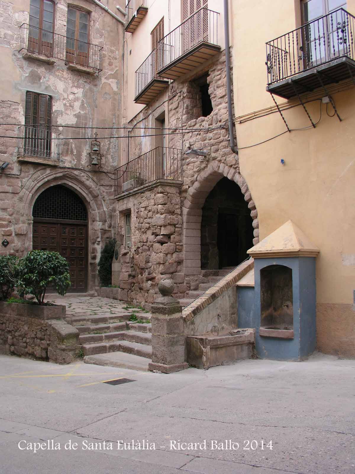 Capella de Santa Eulàlia - Cardona - A la dreta de la fotografia veiem l'arc d'entrada al Passadís de l'antic hospital de Cardona.