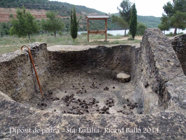 Capella de Santa Eulàlia de Pomanyons – La Baronia de Rialb - Dipòsit de pedra.