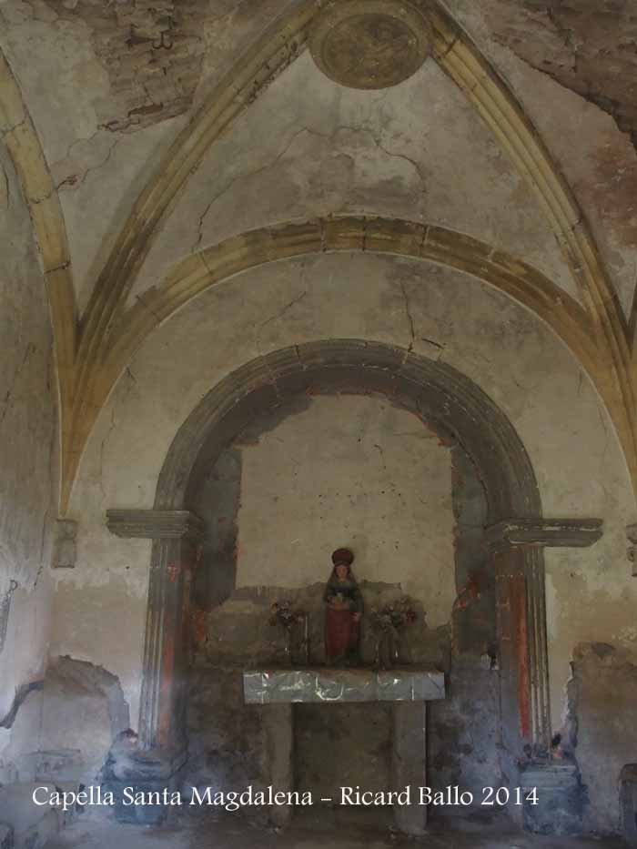 Capella de Santa Magdalena – Santa Maria de Merlès - Fotografia de l'interior, obtinguda introduint l'objectiu de la màquina de fotografiar a través del reixat que hi ha a la porta d'entrada.