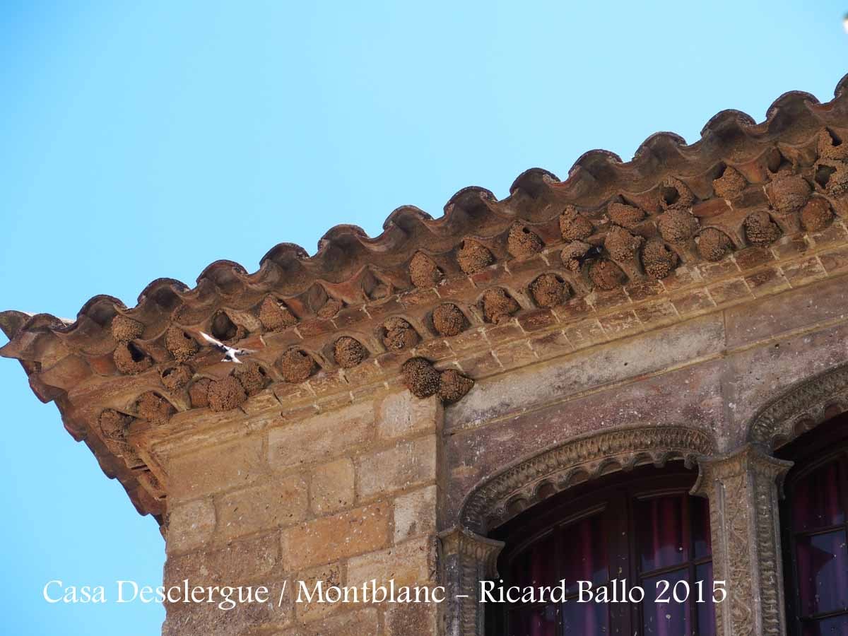 Casa Desclergue – Montblanc - Detall, on s'observa la munió de nius d'oreneta enganxats a la façana d'aquesta edificació