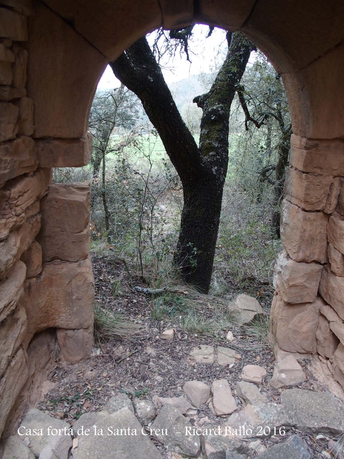 Casa Forta de la Santa Creu – Artesa de Segre - Porta d'entrada vista des de l'interior