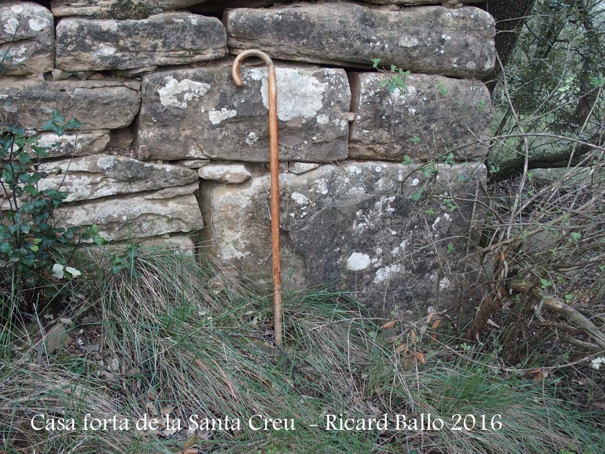 Casa Forta de la Santa Creu – Artesa de Segre - El bastó de muntanya ens permet valorar les notables mides de les pedres amb que esà aixecada aquesta construcció.