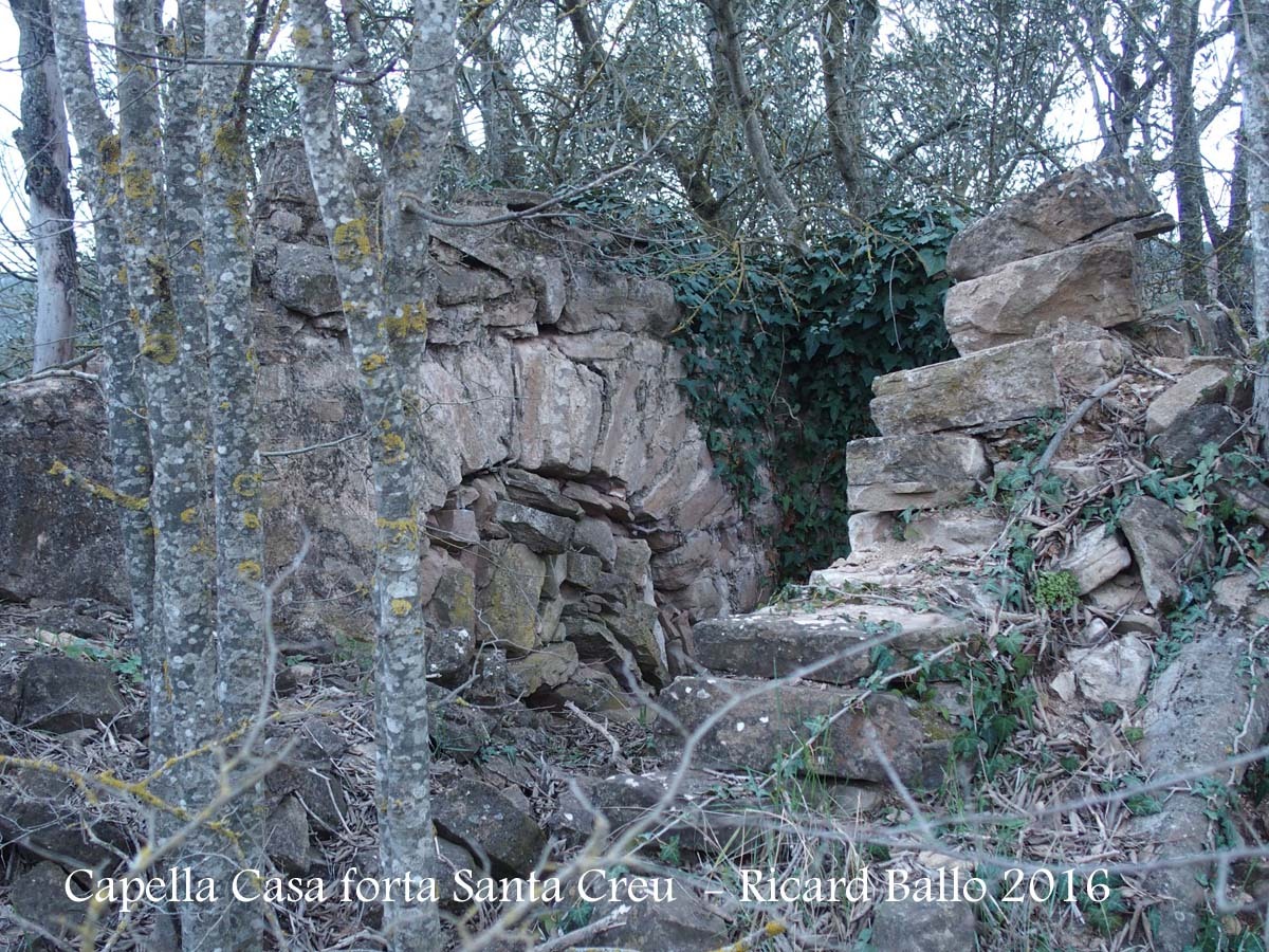 Restes de la capella de la Casa Forta de la Santa Creu – Artesa de Segre