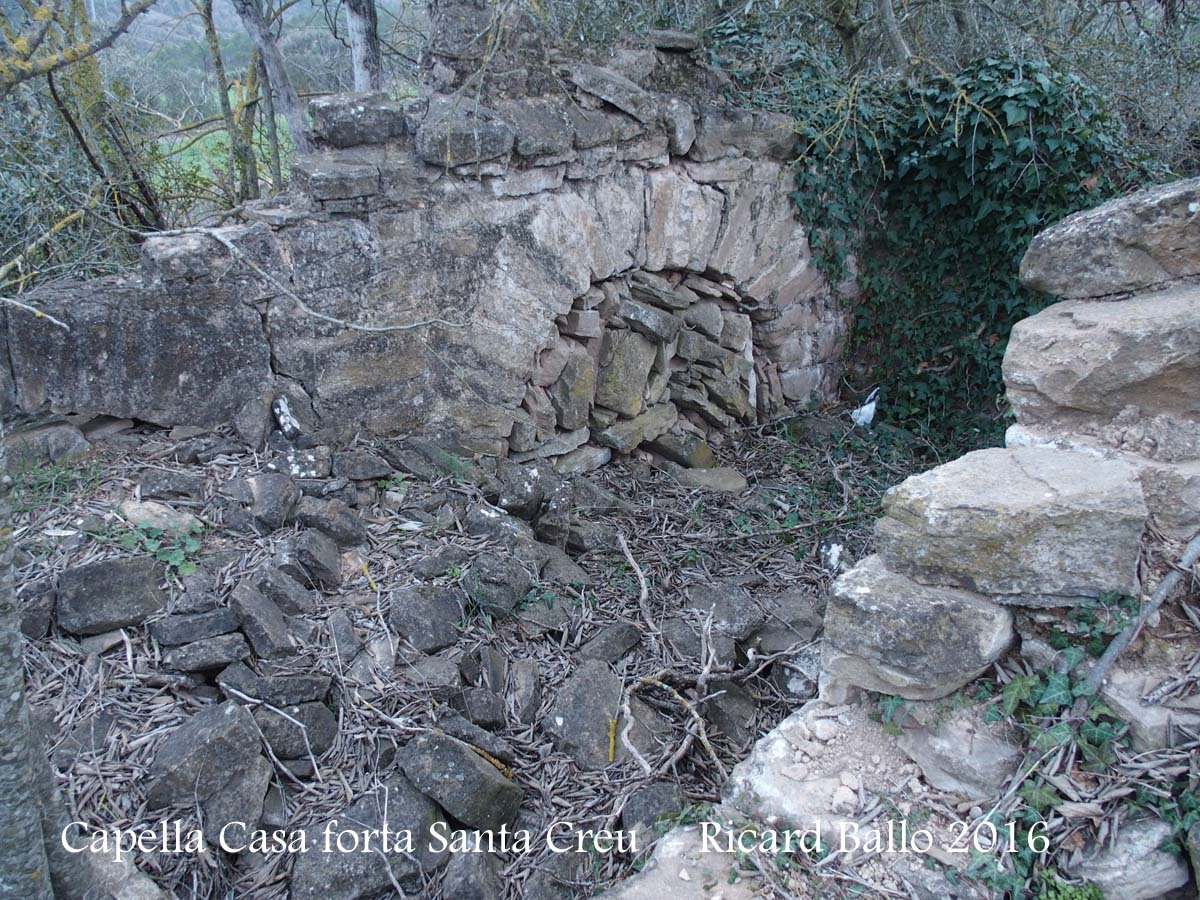 Restes de la capella de la Casa Forta de la Santa Creu – Artesa de Segre