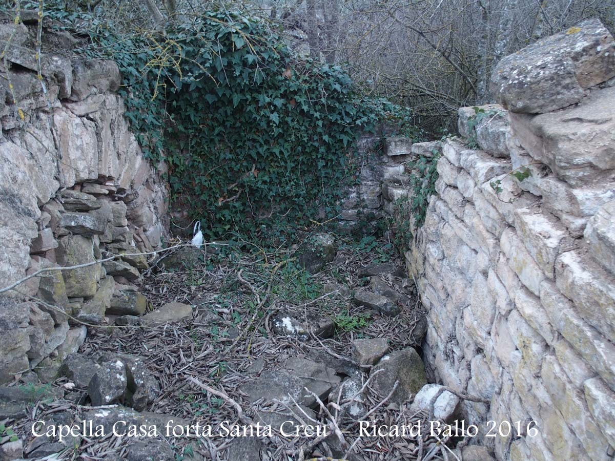 Restes de la capella de la Casa Forta de la Santa Creu – Artesa de Segre
