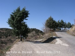 Inici camí a la Casa forta de Miravet, des del camí al castell del Meüll.