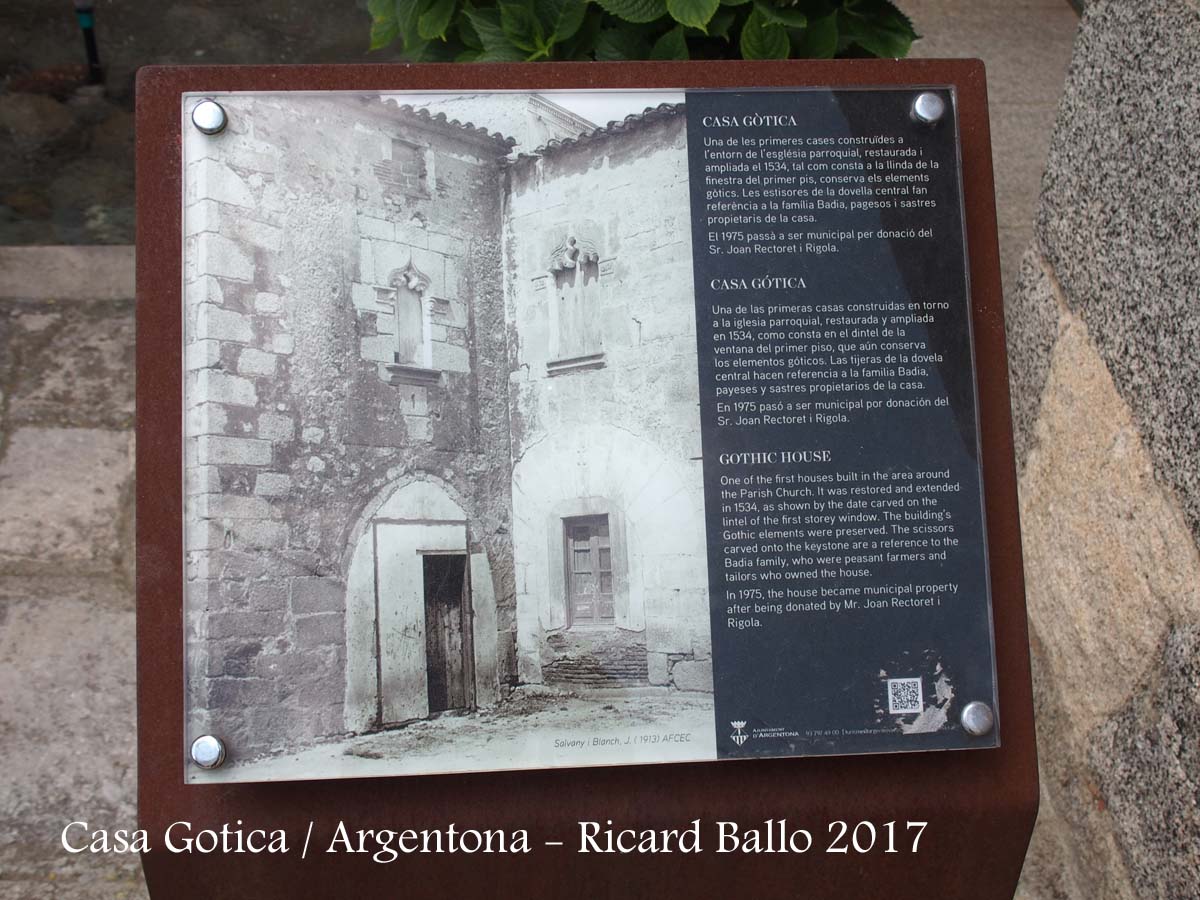 Casa Gòtica – Argentona - Plafó informatiu situat al davant de l'edificació