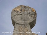 Una de les esteles funeràries del cementiri situat al costat de l'església de Sant Gil d'Albió.