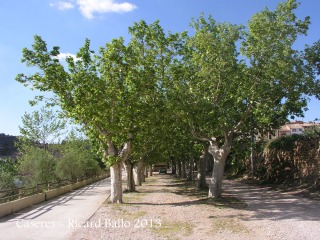 Caseres - Passeig on iniciem l'itinerari cap al castell d'Almudèfer.