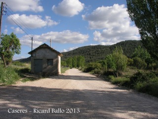 Caseres - Passeig on iniciem l'itinerari cap al castell d'Almudèfer.