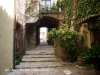 Castell d'Anglès - Petit carrer que segurament era el pas i porta de l'antic castell.