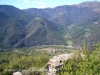 La localitat d’Arcalís vista des de les restes del castell del mateix nom. Vegi’s també que la vegetació inunda aquesta construcció.