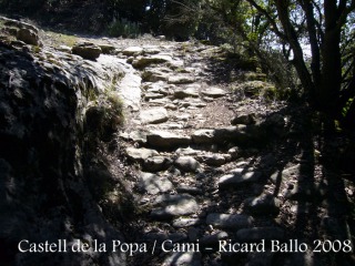 Castell de Castellcir - Camí. El terra podria ser l'"original", d'època medieval.