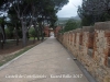 Castell de Castelldefeles - Passeig en direcció a la sortida del recinte