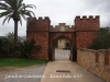 Castell de Castelldefeles - Passeig en direcció a la sortida del recinte - Porta d'entrada