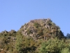 Castilló de Tor. Dalt del turó, visible des de la carretera, és on hi ha les restes del Castell de Castilló de Tor. (Fotografia amb teleobjectiu).