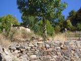 Castilló de Tor - Aquí veiem la casa a l'esquerra i la columna a la dreta.