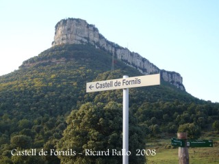 Camí al Castell de Fornils.Dalt del turó del fons de la fotografia hi ha el Santuari del Far.
