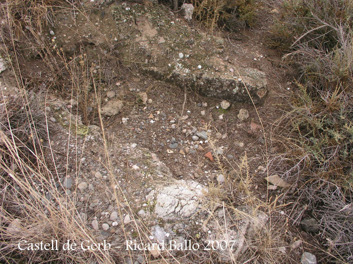 Restes (?) que coronen el turó on suposadament hi havia hagut el castell de Gerb