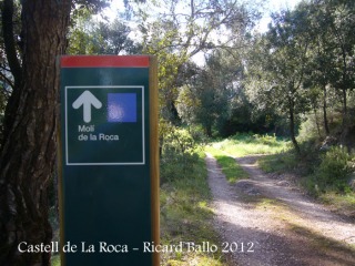 Castell de La Roca.Indicador per anar al Molí de la Roca.