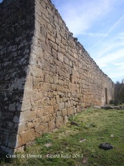 Castell de Llanera - Un tram de la muralla exterior.