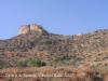 Castell de Llorenç. Entorn. A la dreta l'ermita de la mare de Déu del castell. A l'esquera, el turó del castell.