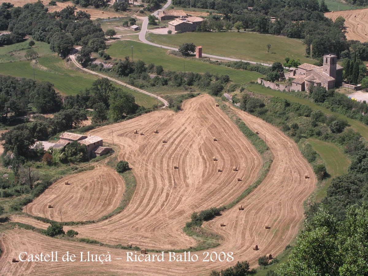 Vistes des del castell de Lluçà: Monestir de Santa Maria de Lluçà.