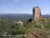 Castell de Lluçà. Als seus peus, l'església romànica de Sant Vicenç del Castell.