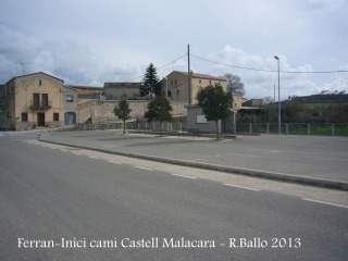 Inici camí al castell de Malacara, dins de la localitat de Ferran.