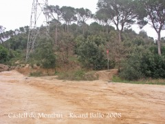 Castell de Montbui: Esplanada sense asfaltar, on aparquem el cotxe.