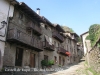 Vista d'un carrer de Rupit. Les darreres cases, a l'esquerra, estan edificades al carrer del Fossat.  Evidentment, alguna cosa tindran a veure amb el castell