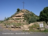 Castell de Sucs- En primer terme, indicades, les restes de l\'església romànica de Sant Miquel. Al fons, dalt del cim, les restes del castell.