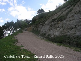 Tona: camí de pujada al castell.