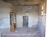 Castell de Torrebesses - Fotografia de l\'interior feta a través de la finestra. S\'intueix l\'existència d\'un arc sota la capa de pintura.