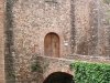 Castell de Vallparadís. Porta d\'entrada i pont sobre el fossat.